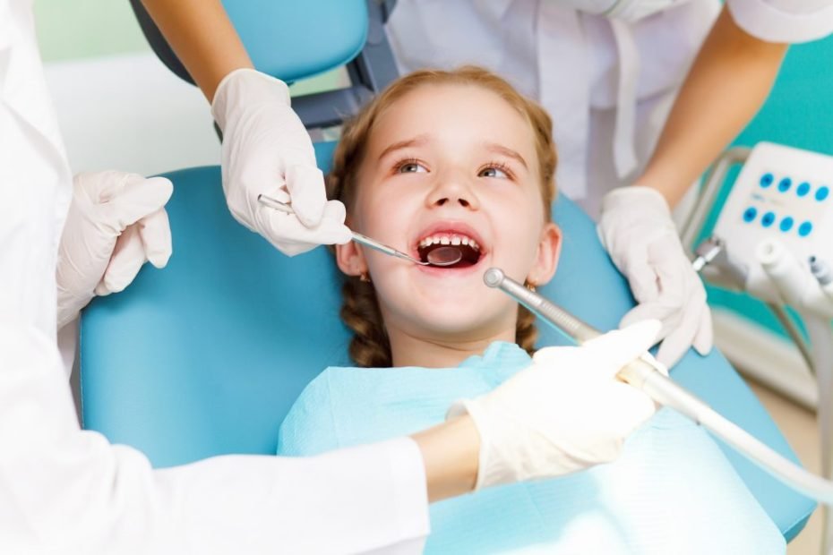 Niña en el dentista